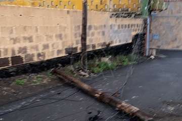 Caída de un tendido de cables sobre la calle principal de la zona industrial de Bocabarranco (Telde)/TA.